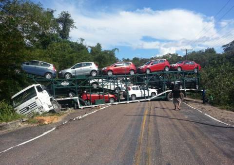 Caminhão cegonha perde o controle e fecha o Puraquequara