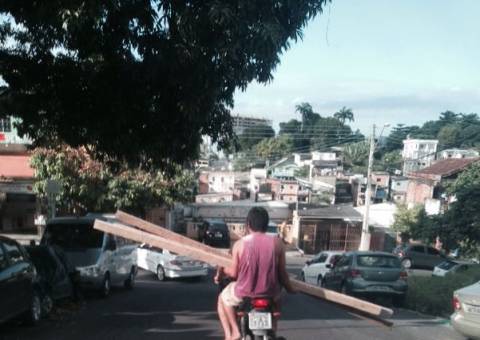 Motoqueiros assumem risco de morte  e transportam até madeira  em Manaus