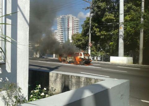 Carro pega fogo em frente ao Shopping Manauara