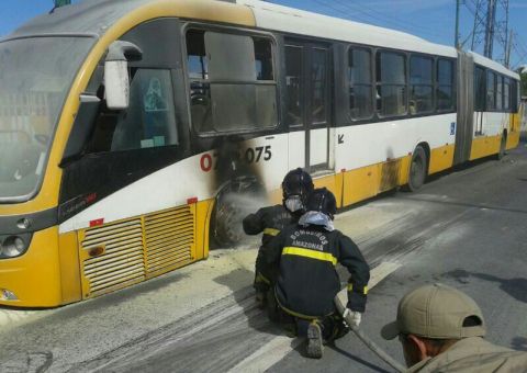 Ônibus articulado pega fogo em Manaus