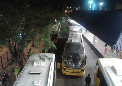 Motoristas de ônibus fazem paralisação no T4 e geram confusão