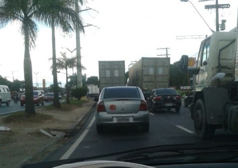 Caminhoneiros "folgados" fecham pista e irritam os motoristas