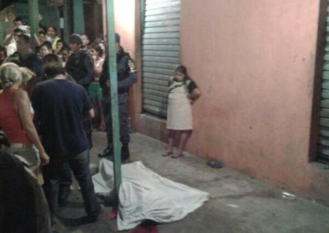 Motoqueiros cercam menor e o matam com sete tiros de pistola