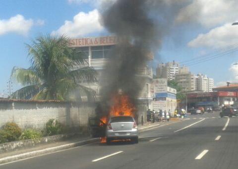 Carro pega fogo no Parque Dez antes do jogo do Brasil