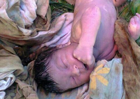 Bebê é encontrado morto em lixão dentro de mala