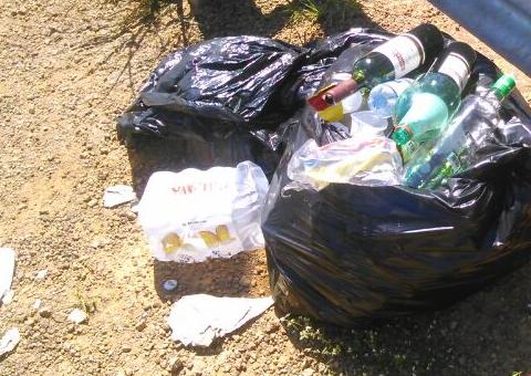 Banhistas fazem das margens do Rio Negro lixão