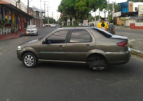 Mulher sem habilitação e alcoolizada causa acidente em Manaus