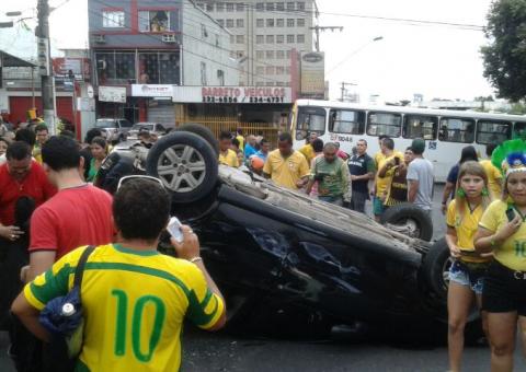 Ônibus atinge carro que capota no Centro de Manaus