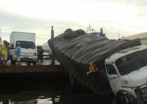 Caminhão carregado de arroz cai de balsa no porto de Manaus