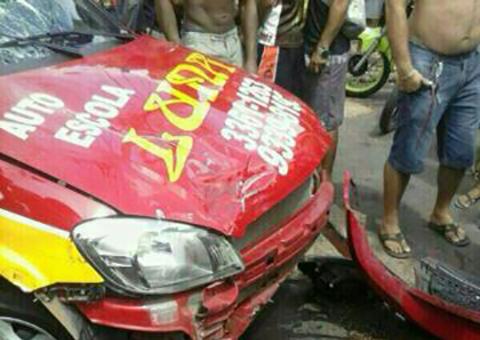 Carro de auto escola mata motociclista