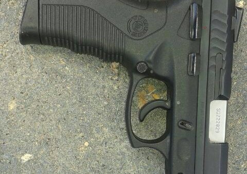 Bandidos roubam arma e tentam fugir do COMPAJ. Um deles morre