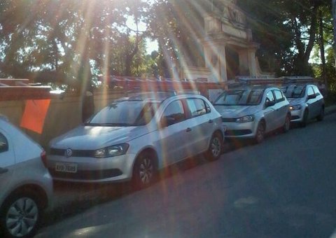 Veículos a serviço da NET ocupam calçadas e impedem passagem de pedestres