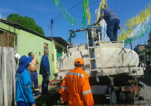 Defesa Civil coordena fornecimento de água com carros-pipa
