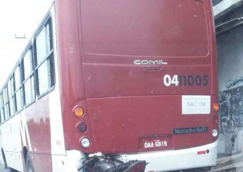 Moto afunda traseira de ônibus na Cidade Nova