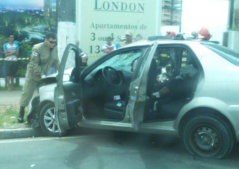 Acidente na Ponta Negra deixa passageiro preso entre as ferragens