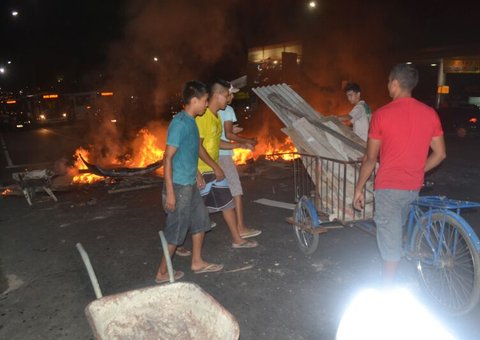 Em protesto contra falta de energia moradores da Zona Leste fecham Grande Circular