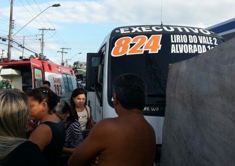 Micro ônibus colide e deixa machucados no Alvorada