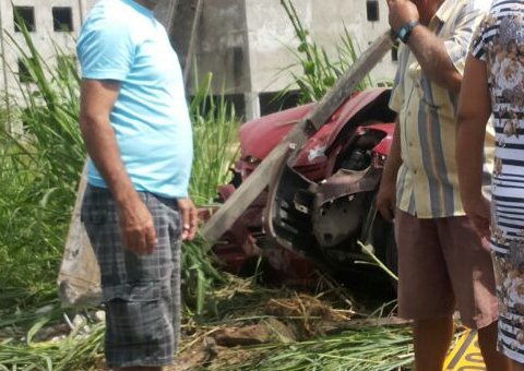 Homem bate o carro em poste próximo ao Detran