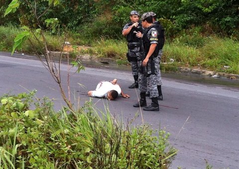 Ladrões de moto atiram contra a polícia e um morre