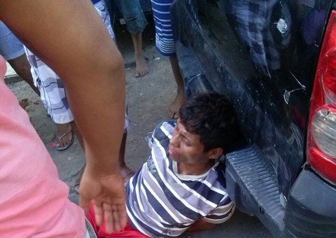 Assaltante é preso e apanha de populares