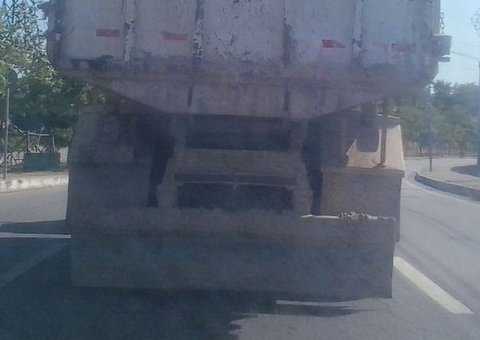 PERIGO: Estudante flagra irregularidade no transporte de cargas em Manaus