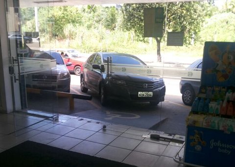 Mulher estaciona em rampa para deficientes e faz pouco caso em Manaus