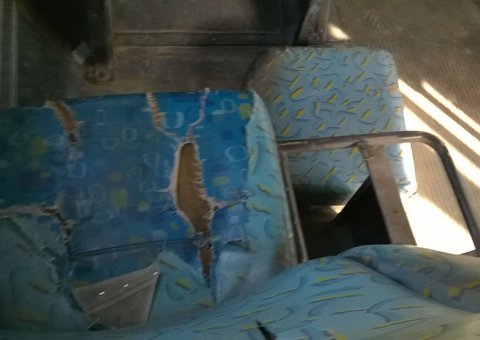 Ferro solto e bancos destruídos põe em risco passageiros da linha 072