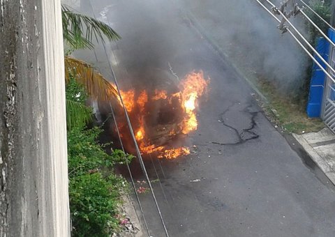 Veículo incendeia em plena rua Pará