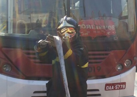 Bombeiros conseguem conter incêndio em ônibus de Manaus