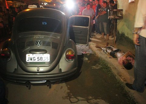 Homem é encontrado com tiro no olho dentro de fusca em Manaus