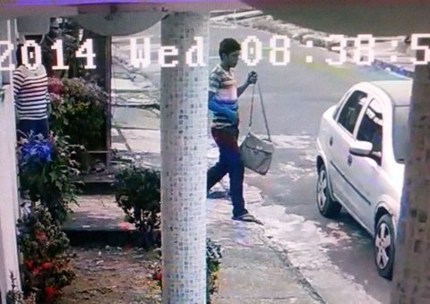 Ladrão é flagrado roubando mulher e fugindo em carro cor prata