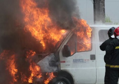 Van é consumida pelas chamas na avenida Mário Ipiranga
