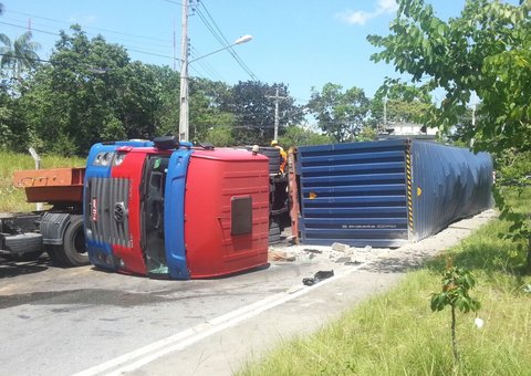 Carreta tomba na avenida das Torres