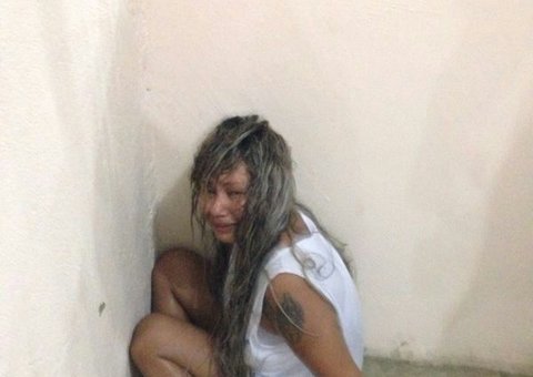 Mulher que gravou execução de homem apanha de detentas ao dar entrada em presídio feminino