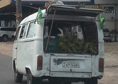 Carro da banana faz sucesso na Torquato Tapajós