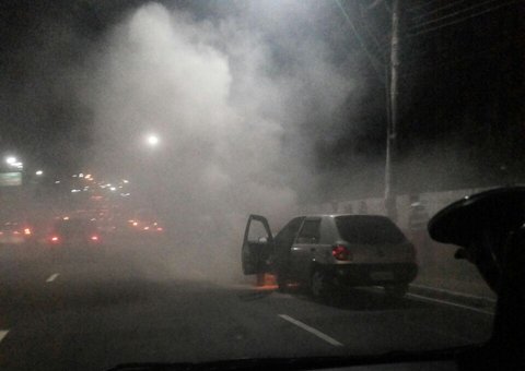 Carro pega fogo na avenida Humberto Calderaro. Motorista escapa