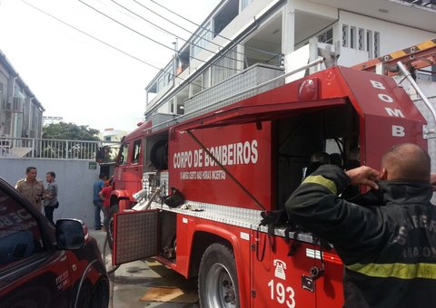 Oficina de estofamento destruída pelo fogo