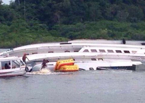 Lancha vira durante manobra em Manaus