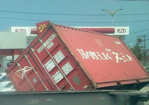 Container tomba ao lado de posto de gasolina em Manaus