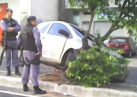 Motorista perde o controle e colide com árvore na Silves