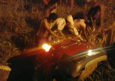 No Alvorada, carro com 3 mulheres cai em esgoto do Prosamim