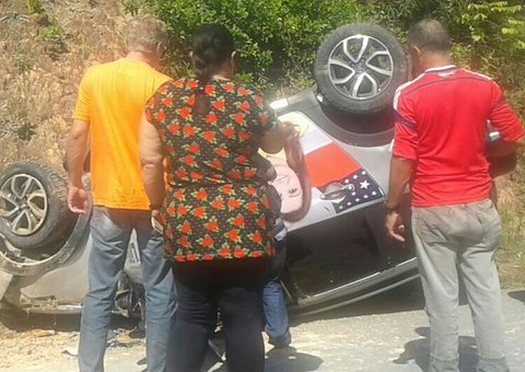 Veículo com imagem de jornalista candidata capota na AM-010