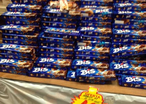 Supermercado de Manaus oferece chocolate vencido