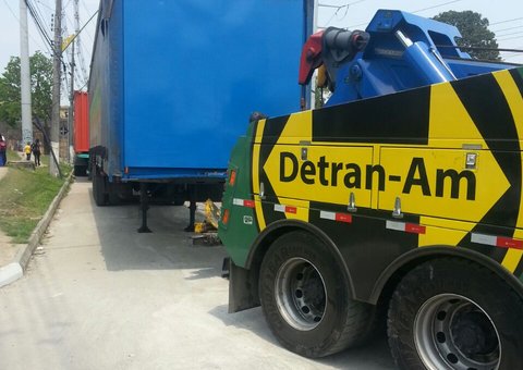 Detran apreende carretas estacionadas irregularmente em Manaus