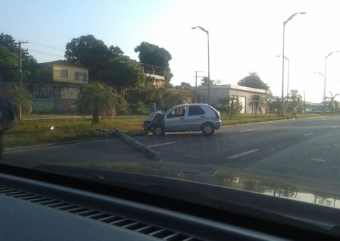 Motorista bêbado se joga em poste na Max Teixeira