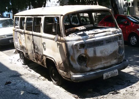 Carro é incendiado no Centro Histórico de Manaus