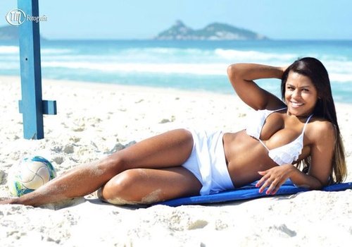 De micro-biquíni, candidata a Miss Bumbum diz que foi expulsa da igreja