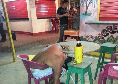 Homem é assassinado em mesa de bar