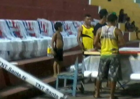  Estádio de Maués é usado para confeccionar bandeiras de Eduardo Braga