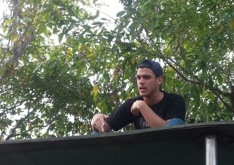 Jovem insiste em fazer "Le parkourt" em parada de ônibus mas acaba caindo no colo da polícia